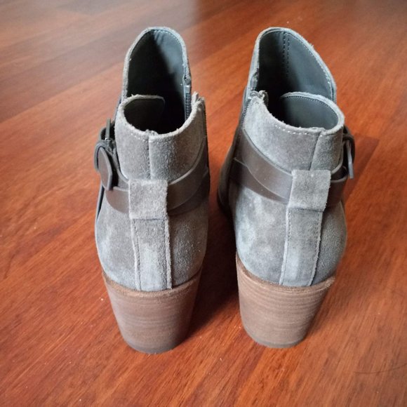 Crown Vintage Gabiann Suede Block Heel Booties - Picture 9 of 9